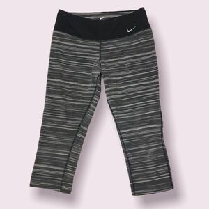 NIKE Gray & Black‎ Cropped Leggings
